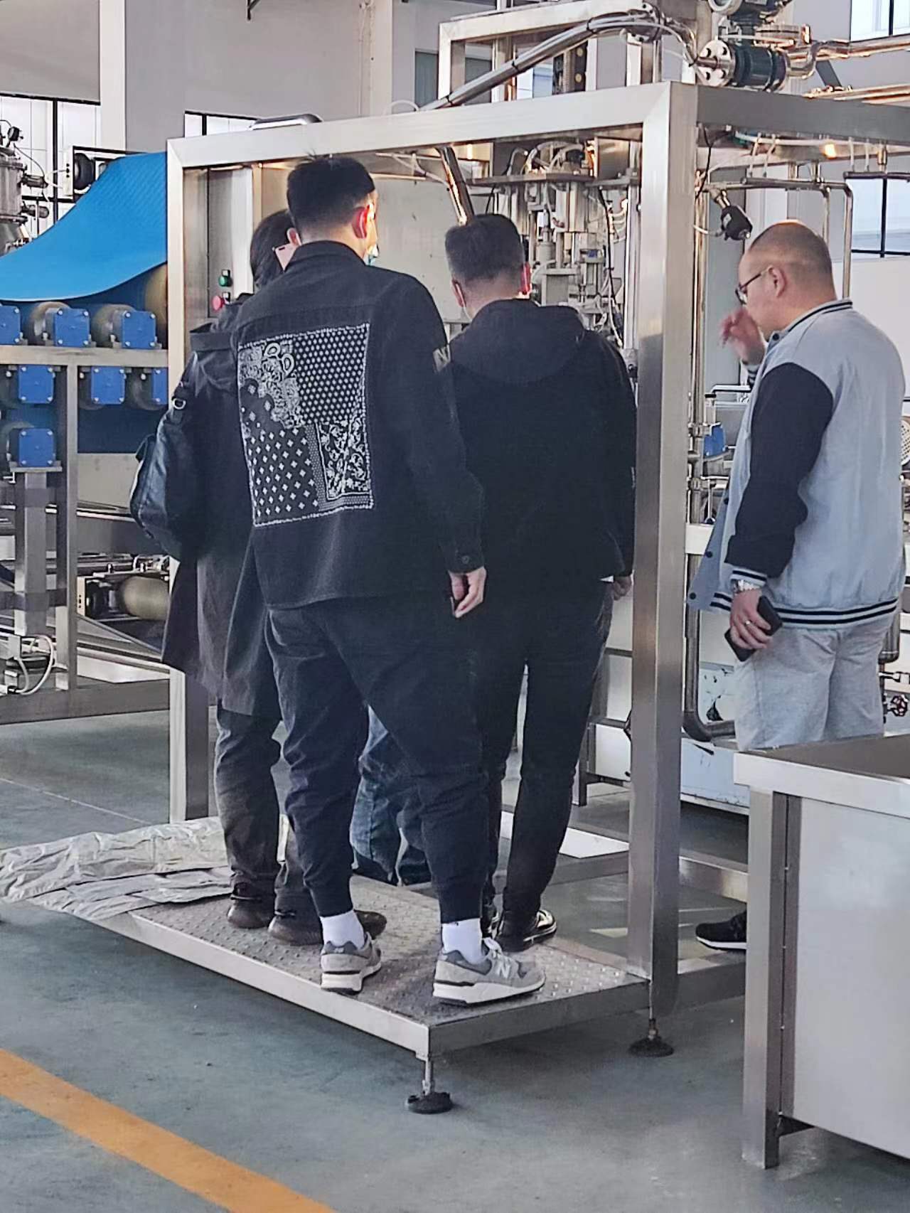 江蘇利臻迎接客戶(hù)考察大桶灌裝機(jī)